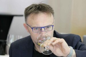 Degustátor Hůrka hodnotí vzorek